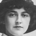 Vingt ans après son décès, Agatha Christie reste une des écrivains de romans policiers les plus connus, nous enchantent encore avec cette ambiance britannique mystérieuse et sophistiquée (mais elle s'intéresse aussi aux classes moyennes, sans les caricaturer !), son humour unique et ses intrigues insolubles...