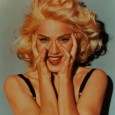 Quelle autre chanteuse pop peut se vanter d'avoir eu une carrière aussi longue et aussi riche que celle de Madonna ? Bon ok, peut-être Cher, mais pour le deuxième critère, elle repassera ! Avant de devenir la femme d'affaire que nous connaissons, Madonna a eu un parcours très atypique, (ou peut-être tout simplement très américain ?)
