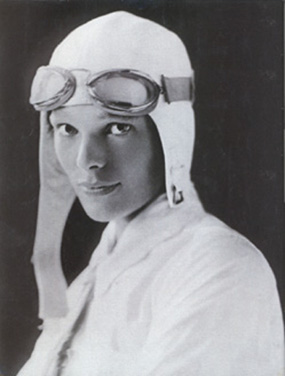 Ce nom ne vous dit pas grand-chose ? Je vous rassure : c'est naturel. Et pourtant... Amelia Earhart est l'incarnation même de LA femme aventurière, pionnière, mais aussi libérée... Effectivement, difficile de ne pas voir l'implicite dans ses exploits : Amelia a été la première femme à traverser l'océan Atlantique, en 1928 !