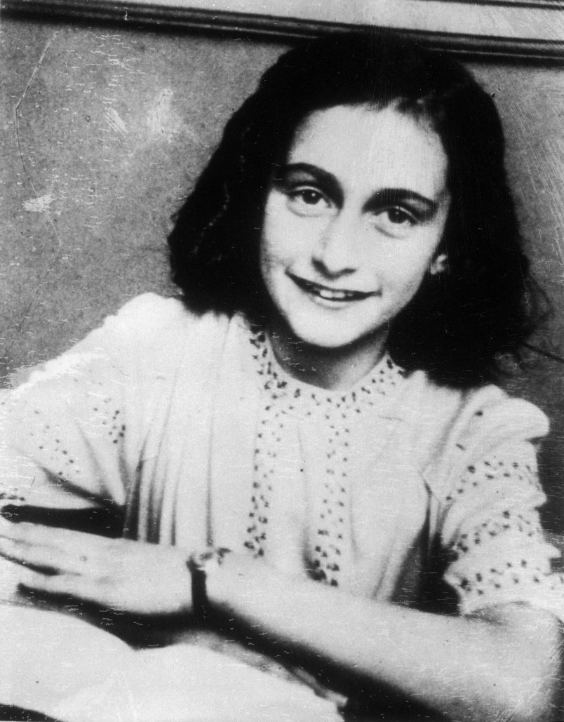 Anne Frank nait en 1929 en Allemagne, dans une famille juive qui quitte le pays dès l'arrivée au pouvoir d'Hitler, en 1933. Elle mène une enfance normale à Amsterdam, aux Pays-Bas, montrant déjà un goût certain pour la lecture et l'écriture. En 1940, les Nazis envahissent et occupent la Hollande.