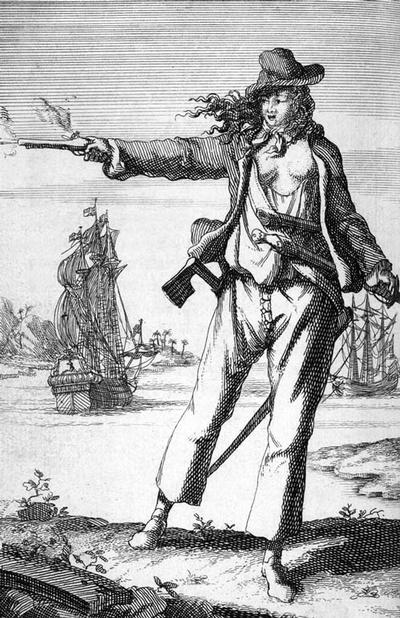 En voilà, un thème insolite ! Plus que tout autre personnage historique, le pirate fascine. Par sa liberté, sa soif de richesse (et de sang !), le pirate attire. On pense tout de suite au beau pirate rebelle comme Jack Sparrow (interprété par Johnny Depp) mais le pirate, c'est aussi et surtout dans l'imaginaire l'ivrogne édenté, le vrai flibustier du 17ème siècle !