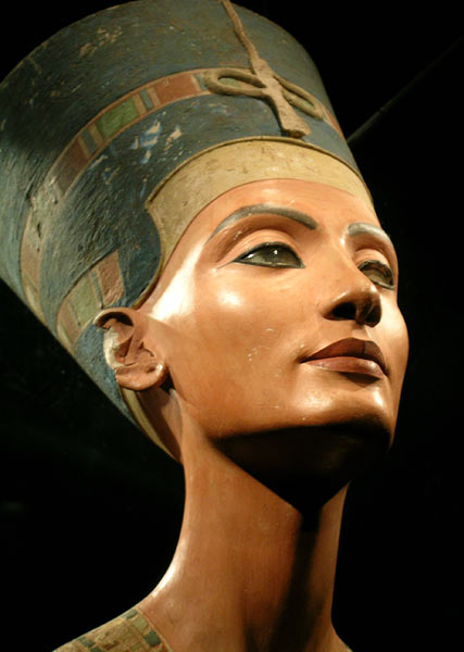 Néfertiti signifie: "La-Belle-est-venue". Cette reine mystérieuse a bercé l'imagination des grands égyptologues. Néfertiti a régné aux côtés d'Akhenaton.