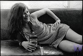 Janis Joplin, la chanteuse la plus puissante émergeant des sixties et du "rock blanc". Quelle allure à Woodstock 1969!